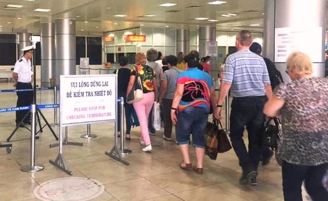Các đoàn khách du lịch, làm ăn, đầu tư đi đến sân bay quốc tế Đà Nẵng hiện cũng trong tình trạng theo dõi do ảnh hưởng dịch bệnh