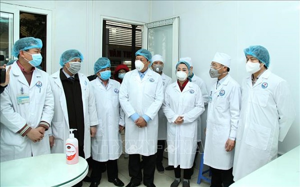Đoàn công tác của Bộ Y tế kiểm tra khu vực điều trị cách ly dành cho bệnh nhân mắc virus Corona tại Bệnh viện Đa khoa tỉnh Vĩnh Phúc, ngày 5/2/2020 (Ảnh TTXVN)