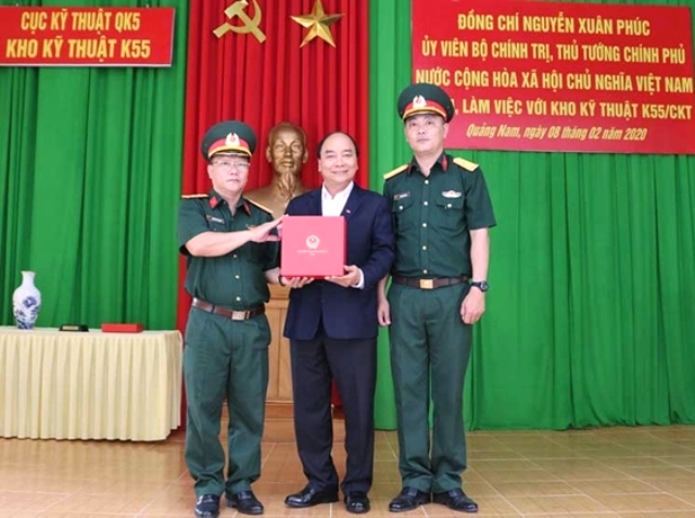 Thủ tướng Nguyễn Xuân Phúc tặng quà lưu niệm cho Kho Kỹ thuật K55