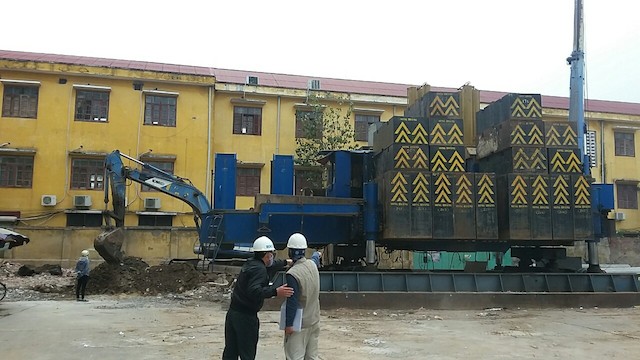 Nhà trường cho máy ép cọc của đơn vị thi công đến đào cuốc đất tại khuôn viên khu nhà Đ10 Đồng Quốc Bình