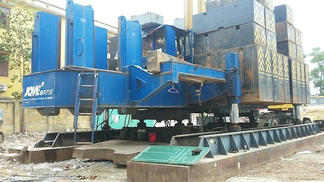 Máy ép cọc của đơn vị thi công hoạt động gây rung lắc, rất nguy hiểm cho an toàn khu nhà Đ10 Đồng Quốc Bình