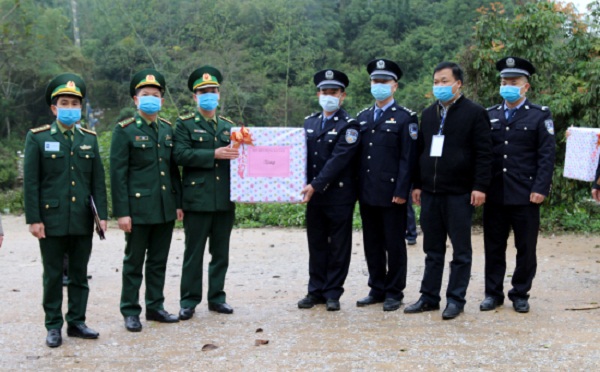 Đồn Biên phòng Bảo Lâm trao tặng khẩu trang y tế cho lực lượng chức năng và chính quyền thôn Dầu Ái