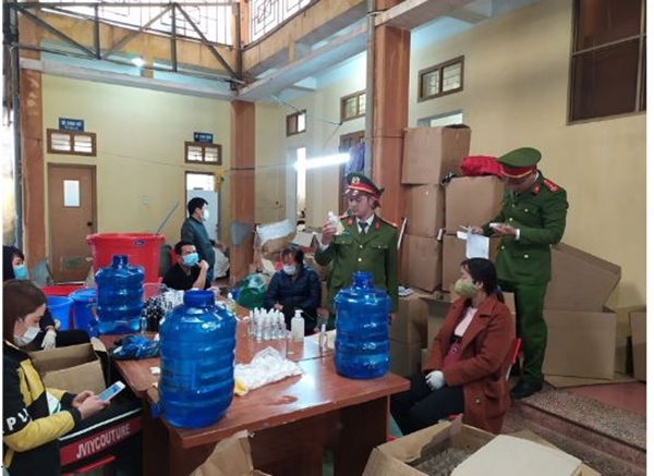 Lực lượng chức năng phát hiện hoạt động sản xuất nước rửa tay không đúng pháp luật của Công ty Thiên Y Việt