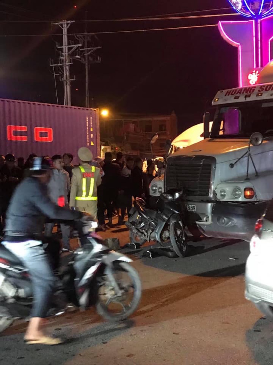 Tiên Lãng - Hải Phòng: Va chạm giữa xe container và xe máy, một phụ nữ bị thương nặng