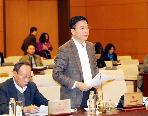 Bộ trưởng Bộ Tư pháp Lê Thành Long trình bày Tờ trình của Chính phủ về dự án Luật sửa đổi, bổ sung một số điều của Luật Xử lý vi phạm hành chính (Ảnh: Trọng Đức/TTXVN)