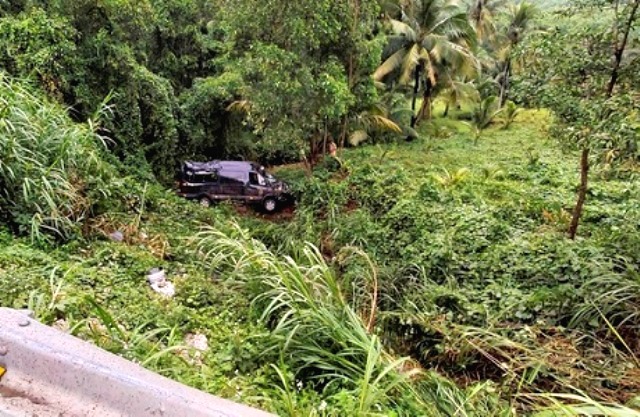 Bình Định: Xe Limousine lao xuống vực sâu, 2 người bị thương