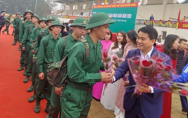 Chủ tịch UBND TP. Hà Nội, Nguyễn Đức Chung chúc mừng các tân binh huyện Đông Anh lên đường nhập ngũ