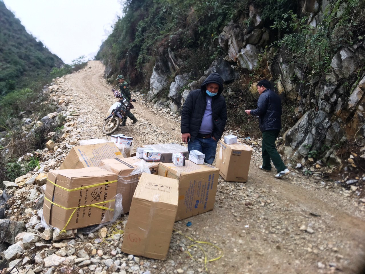 Cao Bằng: Bắt và thu giữ số lượng lớn khẩu trang y tế vận chuyển trái phép