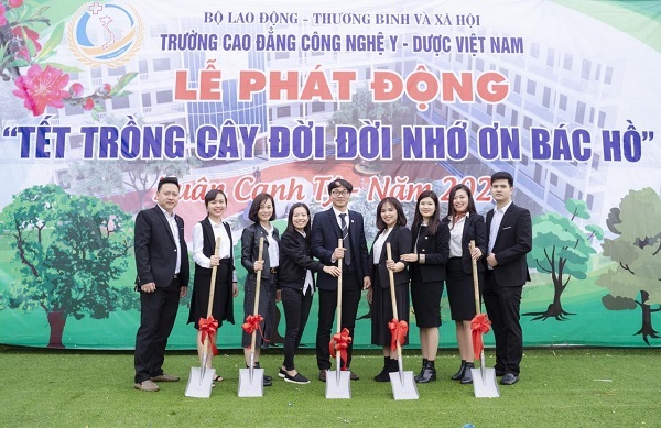 Ông Nguyễn Văn Tuấn – Hiệu trưởng Trường Cao đẳng Công nghệ Y – Dược Việt Nam phát biểu tại buổi lễ