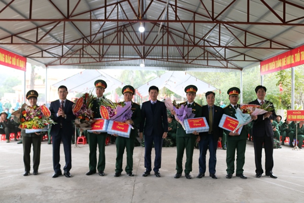Lãnh đạo tỉnh Vĩnh Phúc và huyện Vĩnh Tường tặng hoa cho các đơn vị nhận quân năm 2020