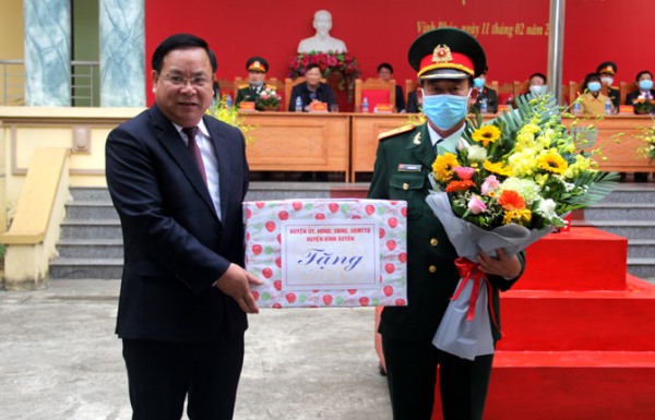 Bí thư huyện ủy Bình Xuyên tặng hoa cho đơn vị nhận quân