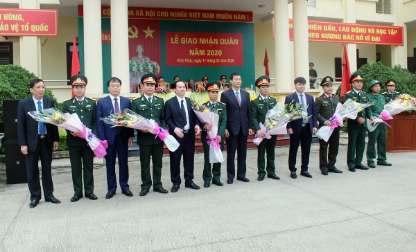Các đồng chí Trần Văn Vinh, Nguyễn Trung Hải và lãnh đạo BCH Quân sự tỉnh dự lễ giao nhận quân tại huyện Yên Lạc