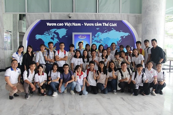 Chuyến thăm Vinamilk đã đem lại trải nghiệm ấn tượng cho các sinh viên của Tổ chức VietHope và Quỹ học bổng Lương Văn Can.