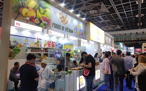 Khách tham quan gian hàng thực phẩm và đồ uống của Việt Nam tại hội chợ Gulfood 2019