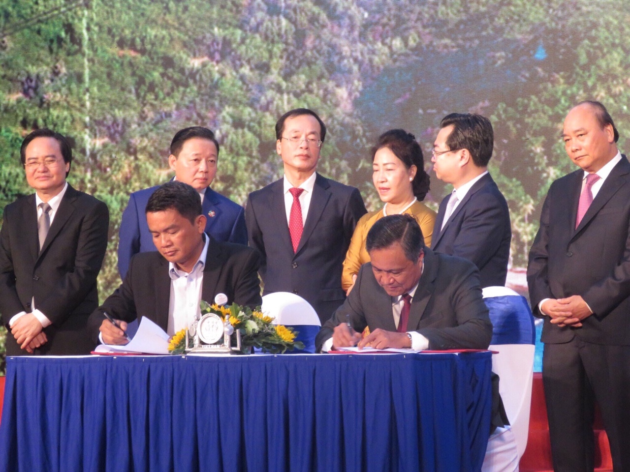 Ngày 29-7-2019, DN CCB Vũ Trung Kiên (bàn trên từ trái) ký kết dự án Nhà máy xử lý rác thải và điện năng lượng mặt trời ở tỉnh Kiên Giang với sự chứng kiến của Thủ tướng Nguyễn Xuân Phúc.