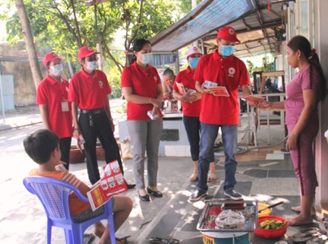 Các Hội viên Hội Chữ thập đỏ TP Đà Nẵng đến từng hộ gia đình để tuyên truyền cho người dân và phát xà phòng miễn phí
