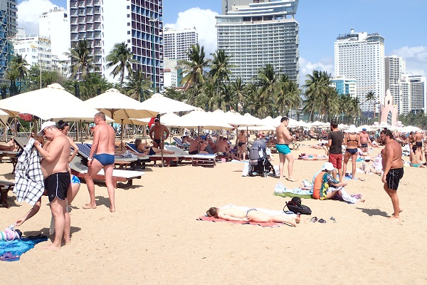 Bãi bi&ecirc;̉n đường Tr&acirc;̀n Phú, TP. Nha Trang (chụp ngày 05/2/2020)