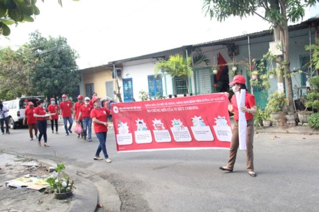 reo băng-rôn, phát tờ rơi là một trong những hoạt động tuyên truyền của Hội Chữ thập đỏ TP. Đà Nẵng tại khu dân cư
