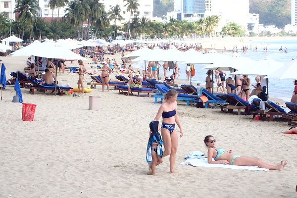 Bãi bi&ecirc;̉n Hoàn Ch&ocirc;̀ng, đường Phạm Văn Đ&ocirc;̀ng, TP. Nha Trang (chụp ngày 05/02/2020)