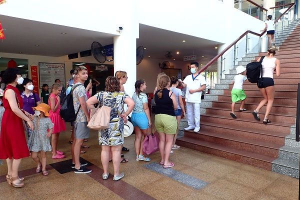 Tại khu đón khách l&ecirc;n cáp treo Vinpearl, doanh nghi&ecirc;̣p b&ocirc;́ trí nh&acirc;n vi&ecirc;n y t&ecirc;́ và thi&ecirc;́t bị ki&ecirc;̉m tra trước khi khách vào cáp treo (05/02/2020)