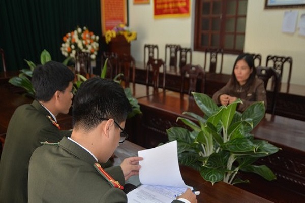 Cán bộ Phòng An ninh nội bộ Công an tỉnh Nghệ An làm việc với Nguyễn Thị T.T. (Ảnh: Báo Nghệ An)