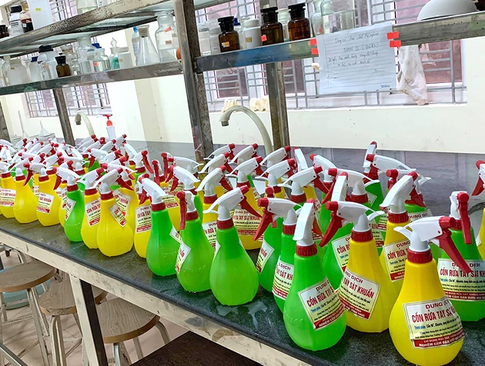 trường Dự bị Đại học dân tộc Trung ương, thành phố Việt Trì điều chế dung dịch nước rửa tay khô sát khuẩn.