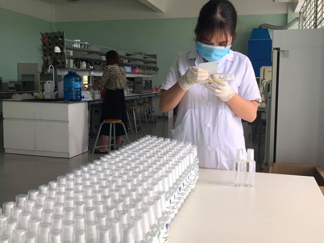 Phân hiệu Đại học Huế tại Quảng Trị phát miễn phí bình xịt rửa tay khô cho người dân
