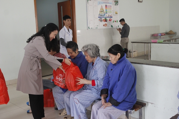 Thăm và tặng quà các bệnh nhân tại Bệnh viện Tâm thần TW
