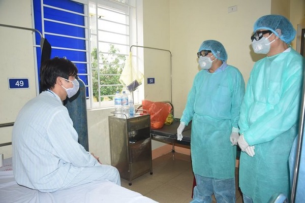 Lãnh đạo Sở Y tế Nghệ An thăm các bệnh nhân điều trị tại khu cách ly