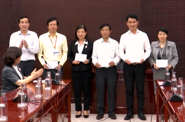 Phó Chủ tịch Lê Trung Chinh khen thưởng cho các cá nhân, đơn vị có nhiều đóng góp trong công tác phòng chống dịch bệnh Covid-19