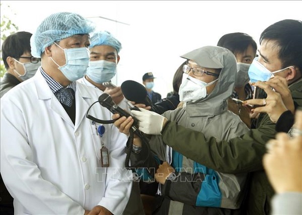 Phóng viên các cơ quan báo chí phỏng vấn lãnh đạo Bệnh viện Bệnh Nhiệt đới Trung ương tại lễ tiễn 3 bệnh nhân mắc nCoV xuất viện sau khi điều trị khỏi bệnh tại Bệnh viện Bệnh Nhiệt đới Trung ương - cơ sở 2 (xã Kim Chung, huyện Đông Anh, Hà Nội).