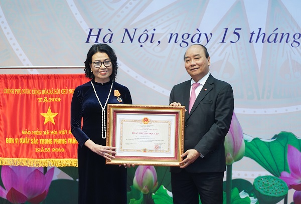 Thủ tướng Chính phủ Nguyễn Xuân Phúc trao tặng Huân chương Độc lập hạng Ba cho Tổng Giám đốc BHXH Việt Nam Nguyễn Thị Minh