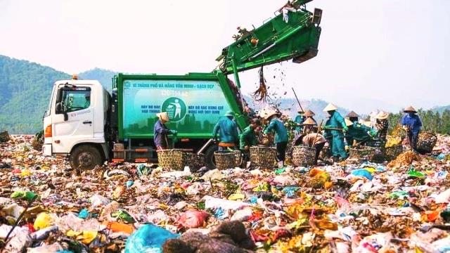 Bãi rác Khánh Sơn quá tải, gây ô nhiễm khiến người dân bức xúc thời gian dài