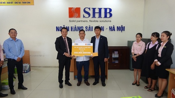 Lãnh đạo Ngân hàng SHB và Tổng Công ty Cổ phần bảo hiểm Sài Gòn – Hà Nội (BSH) trao số tiền bảo hiểm cho đại diện của bà N.T.Huệ