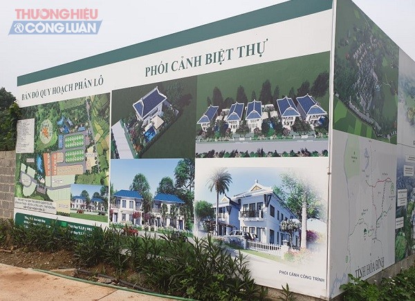 Tấm biển quảng cáo về dự án mang tên Khu biệt thự sinh thái Green Oasis Villas vẫn ngang nhiên tồn tại tại khu đất