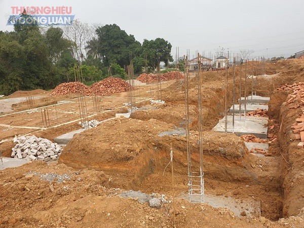 Một phần lớn thửa đất đã được chủ sở hữu thuê công nhân đào móng, giằng cột để tiến hành xây dựng