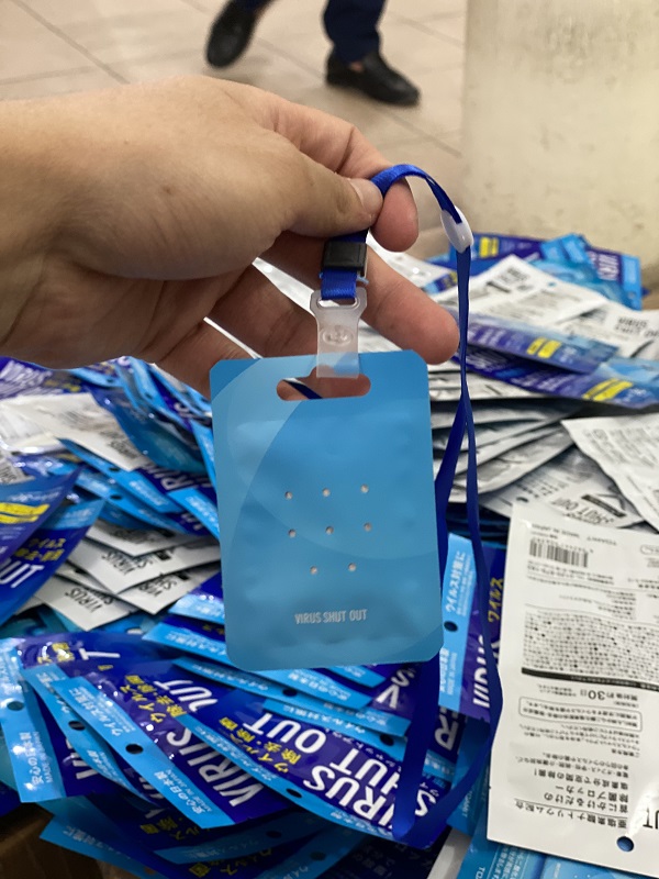 Bắt giữ hàng trăm 'thẻ đeo diệt virus' không rõ nguồn gốc xuất xứ