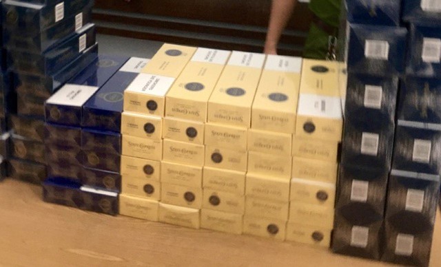 Đà Nẵng: Phát hiện xe khách chở hơn 1.300 bao thuốc lá ngoại nhập lậu