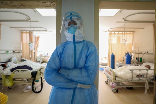 Nhân viên y tế tại một bệnh viện ở Vũ Hán, Hồ Bắc, Trung Quốc (Ảnh: Reuters)