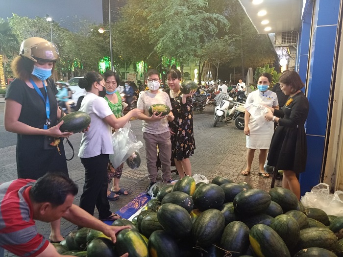 Trong 2 ngày Bé Andrew Đào Nguyễn và mẹ đã bán hỗ trợ nông dân gần 4 tấn dưa hấu.