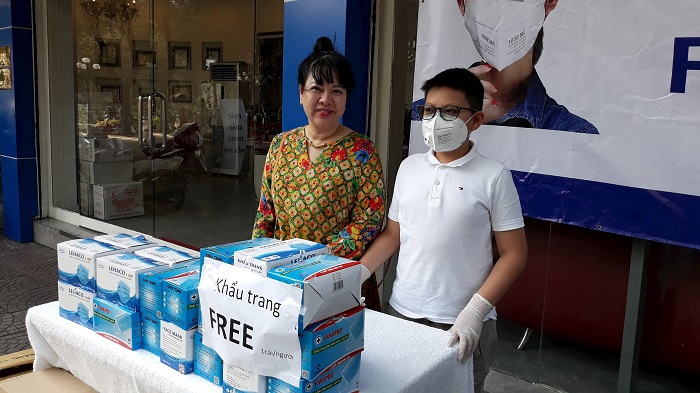 Andrew Đào Nguyễn cùng mẹ phát khẩu trang y tế miễn phí cho người dân