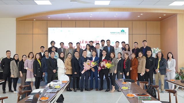 Ban chủ nhiệm v&agrave; c&aacute;c th&agrave;nh vi&ecirc;n CLB Eco Nam Cầu Kiền ra mắt c&aacute;c quan kh&aacute;ch