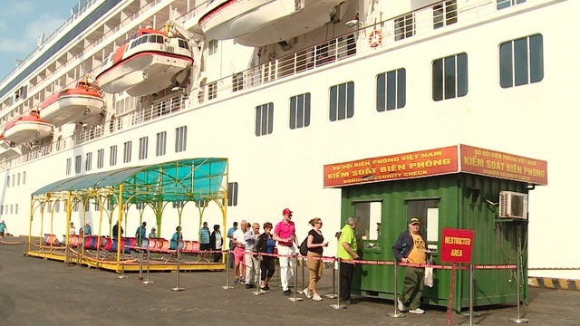 145 du khách theo tàu du lịch biển Crystal Symphony vừa cập cảng Tiên Sa tham quan TP. Đà Nẵng