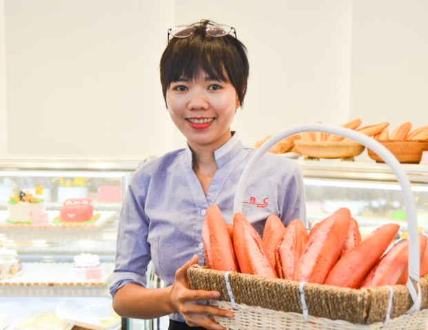 Chị Nguyễn Thị Kim Sang, quản lý ABC Bakery Đà Nẵng cho biết, mỗi ngày có khoảng 400 ổ bánh mì baguette được ra lò và được thực khách ủng hộ nhiệt tình.