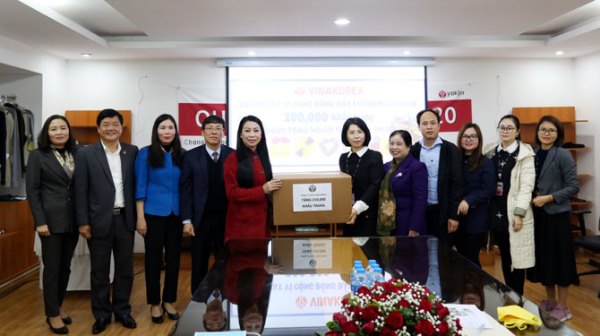 Bí thư Tỉnh ủy Vĩnh Phúc Hoàng Thị Thúy Lan tiếp nhận 210.000 khẩu trang do Công ty TNHH Vina Korea tặng