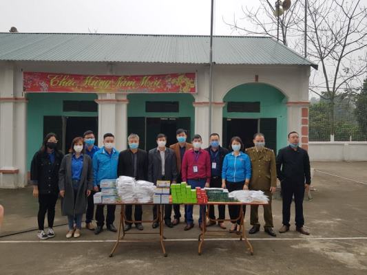 Hoạt động tặng quà tại thôn Sơn Bỉ, thị trấn Gia Khánh, huyện Bình Xuyên