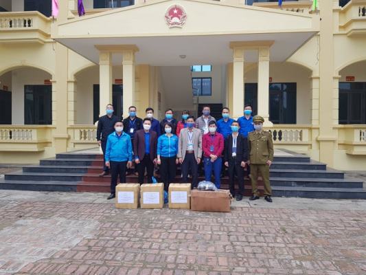 Đoàn TN khối các cơ quan tỉnh Vĩnh Phúc tặng quà cho đại diện UBND xã Sơn Lôi