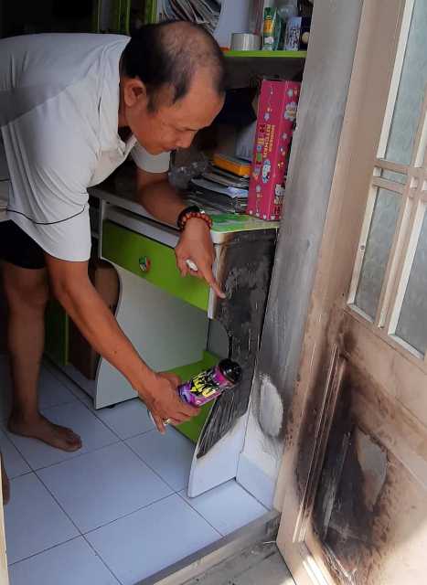 Bình xit côn trùng để ở nơi thoáng mát nhưng vẫn bốc cháy, suýt gây hỏa hoạn tại gia đình ông Lê Đình Đ.