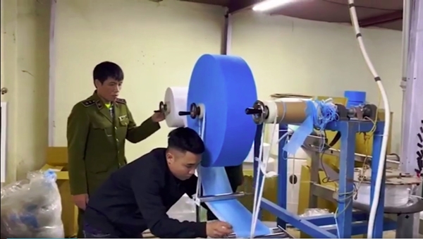Một cơ sở sản xuất khẩu trang y tế làm từ giấy vệ sinh bị lực lượng chức năng kiểm tra phát hiện trước đó tại Hà Nội