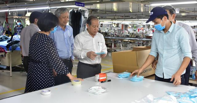 Chủ tịch UBND tỉnh Thừa Thiên Huế Phan Ngọc Thọ đang kiểm tra một cơ sở sản xuất khẩu trang